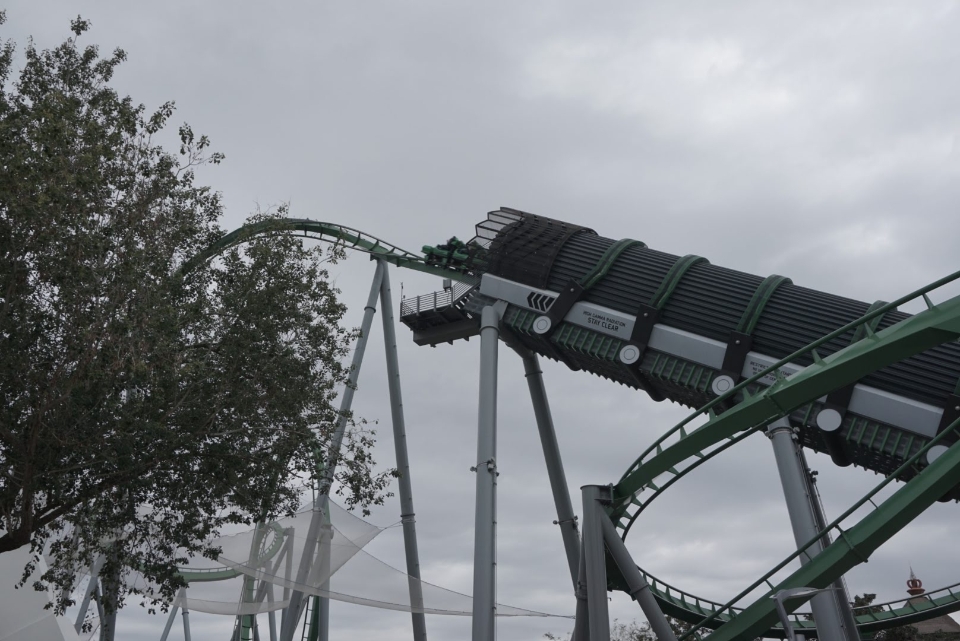 hulk roller coaster tunnel